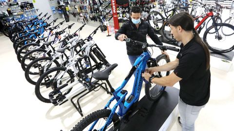 Un cliente de una tienda observa, en una imagen de archivo, una bicicleta elctrica.