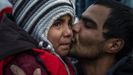 Un hombre besa a una ni�a que llora en la isla griega de Lesbos