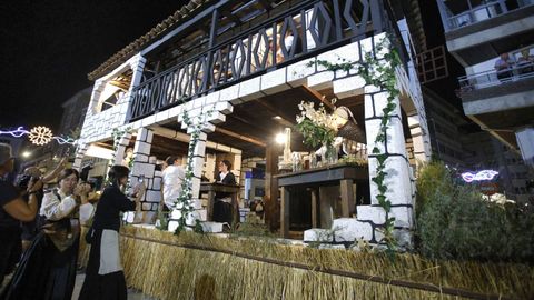 P�blico del desfile fotografiando el carro de la herborister�a