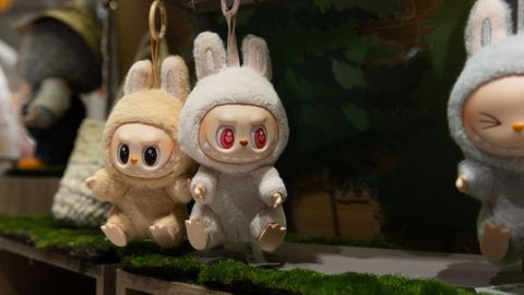 Muñecos Labubu en una tienda de China
