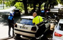 Polic�as locales llev�ndose con la gr�a un coche mal estacionado en el Cant�n, en foto de archivo.