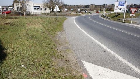 El vehículo se salió de la vía antes de la rotonda y se empotró contra el árbol junto al centro médico