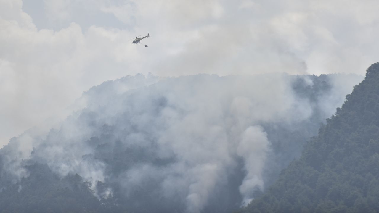 La lluvia permite una noche «muy productiva» en la lucha contra el incendio de Huesca