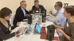 Catadores del panel de Ribeira Sacra (a la derecha) entre el jurado del concurso de Aosta