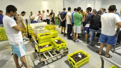 Subasta de percebe en las instalaciones de la lonja de Cedeira