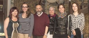 Visitantes en una de las habitaciones universitarias recreadas en el museo de La Casa de la Troya. 