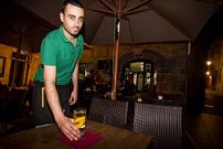 Ed�n, sirviendo el combinado en la terraza de su local.