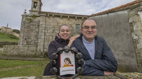 Ica e Xos Manuel, ao p da igrexa romnica de Santiago de Mens, Malpica