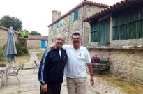 Enrique Maya, izquierda, y Javier Miranda, delante de A Parada das Bestas, en Palas de Rei.
