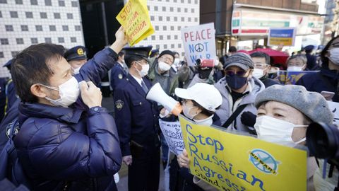 Personas gritan consignas mientras protestan contra la invasin rusa de Ucrania, frente a la embajada rusa en Tokio, Japn.