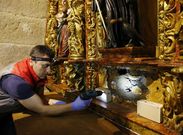 �scar Casamicha dirigi� la colocaci�n de las trampas contra las termitas en la iglesia antigua. 