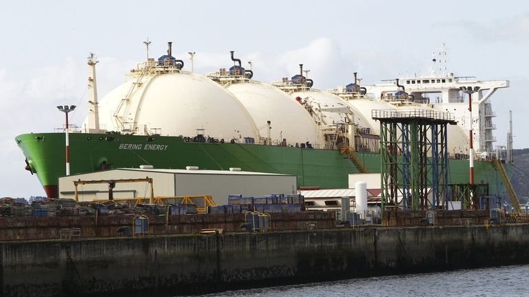 As es uno de los barcos que transporta gas natural licuado por mar