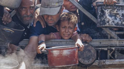 Niños tratan de conseguir comida en Gaza el 22 de julio