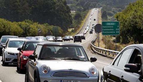 La elevada afluencia de ba�istas a las playas de O Grove colaps� la v�a de O Saln�s. 