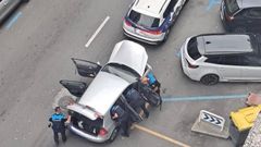Agentes de la Polic�a Local registrando el coche que se salt� un control de alcoholemia este jueves en la avenida de Arteixo
