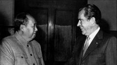 En febrero de 1972, Nixon se convierte en el primer presidente estadounidense en visitar la China comunista y reunirse con Mao.