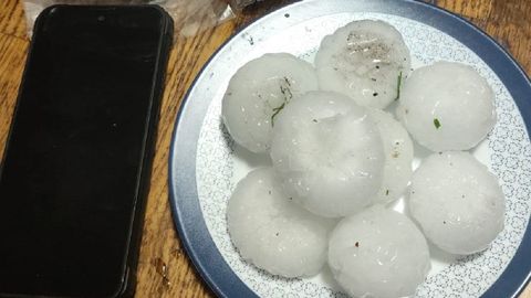 Imagen de las piedras de granizo que cayeron el mi�rcoles en Teixeiro.
