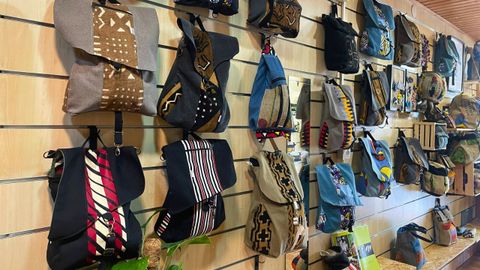 Las mochilas son su se�a de identidad, realizadas con tejidos artesanos que traen de �frica y telas recicladas.