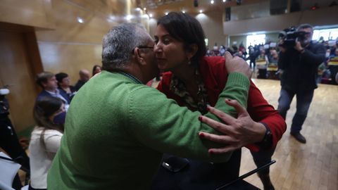 El concejal popular Garca Pazos saludando a Nogareda tras ser nombrada alcaldesa.