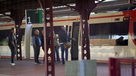 Pasajeros subiendo al tren de Ortigueira, en el que este s�bado se realiz� un viaje reivindicativo desde la estaci�n de Ferrol hasta la de Pedroso.