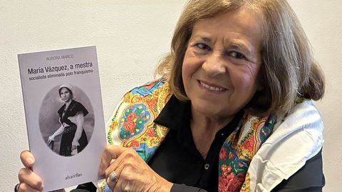 Aurora Marco con un ejemplar de su libro sobre Mar�a V�zquez