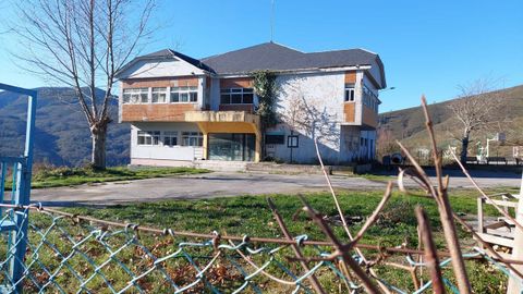 La residencia de la tercera edad se construir en la parcela que ocupa el edificio de la antigua escuela de Folgoso, cerrada desde el 2002