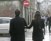 J�venes regresando, ya de ma�ana, de una noche de marcha de Fin de A�o. 