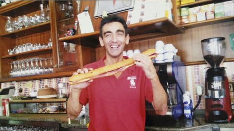 Suso en el Rueiro con un bocadillo gigante.