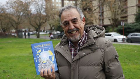 El ourensano Adolfo Varela con su obra �Los h�roes de mi historia�