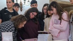 Alumnado del IES Rosal�a de Castro al recibir las obras finalistas que leer� para elegir a los ganadores de la trig�sima edici�n del Premio San Clemente
