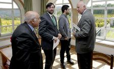 El presidente de la fundaci�n de Proxecto Home, los autores y el rector, en Cernadas.