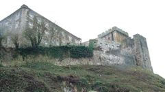 Tramo de la antigua muralla medieval perteneciente a Paradores, con la Torre dos Cregos a la derecha y en primer t�rmino