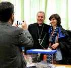 <span lang= es-es >El obispo de Bilbao, al frente de una mesa</span>. Una mujer que se acerc� a votar pidi� que le sacaran una foto con el obispo de la capital vizcaina.