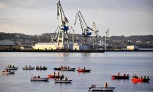 Mariscadores extrayendo almeja en As P�as en enero pasado para enviarla a las depuradoras.