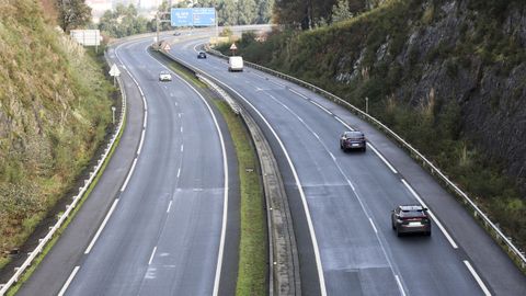 Los cambios de color en el asfalto de la AP-9 en la zona entre Pontedeume y Ferrol indican los arreglos del firme