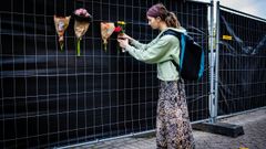 Una joven deja flores en el lugar de uno de los tiroteos en R�terdam