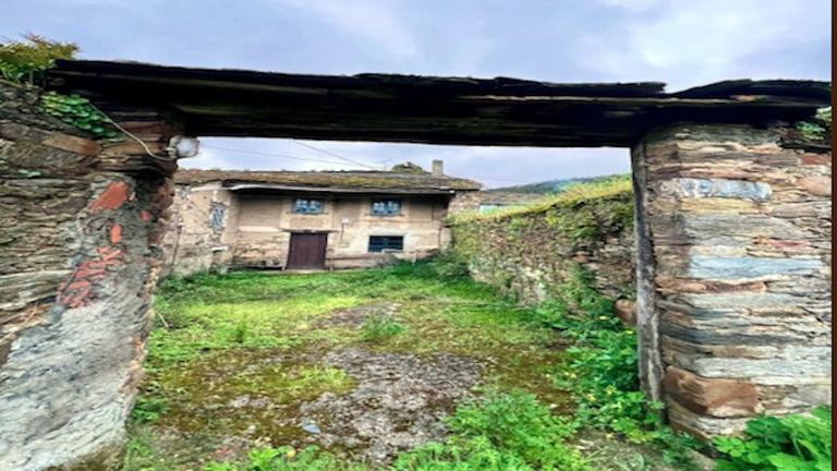 Posee vivienda principal, h�rreo, construcciones auxiliares y almacenes en una finca de dos hect�reas