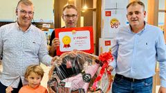 El gerente de Patatas Fritas Jalys, Pablo Fern�ndez, y el alcalde de Xinzo, Amador D�az, entregando la cesta y el diploma de ganador a Pablo Feijoo