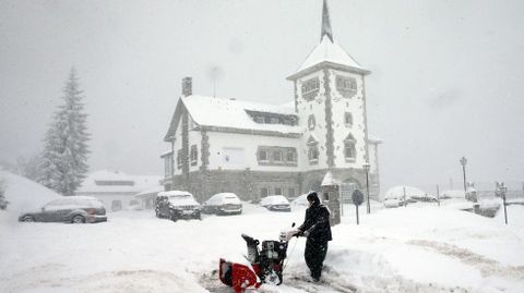 El parador de Pajares bajo la nieve