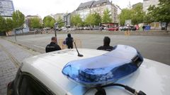 Agentes de la Polic�a Nacional realizando vigilancia en la plaza del Infermni�o