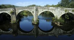 El puente -cerrado al tr�nsito rodado- comunica la orilla estradense del r�o Ulla con la de Teo, ya en la provincia coru�esa. 