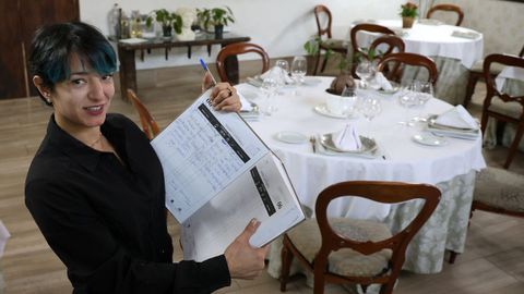 Elena Argento, encargada del restaurante Alján, muestra el libro de reservas.
