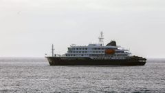 El MV Hondius, parado frente a la ciudad de Praia, Cabo Verde. 