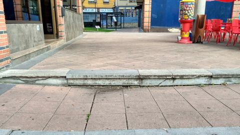 Los vecinos piden la reparaci�n de estas escaleras deterioradas en el barrio de Teatinos de Oviedo