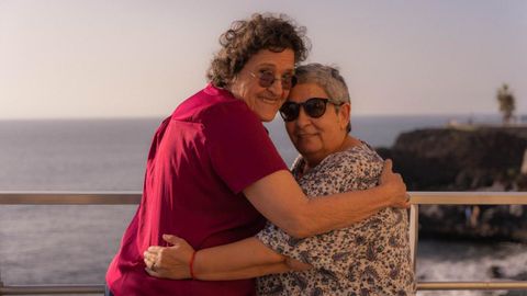 Lorenza Machín, a la izquierda, con su mujer, Carmen Cazorla