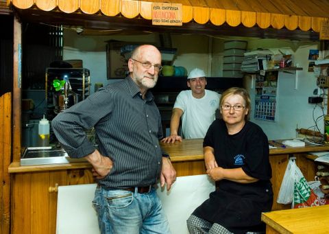Agustín Martínez, Eduardo «Eddy» Louzán y María Beatriz «Marisa» Ramilo en el local de la calle Dolores. 