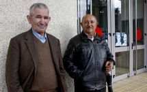 En la imagen, Evaristo P�rez Pazos y Jos� Pose Iglesias, de Laxe; al primero le sustrajeron 50.000 euros y al segundo, 14.000. Ambos reconocieron ayer que el banco les hab�a reintegrado el dinero. 