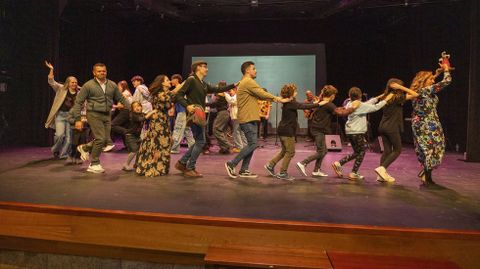 A regueifa acaba sendo unha festa enriba do escenario 