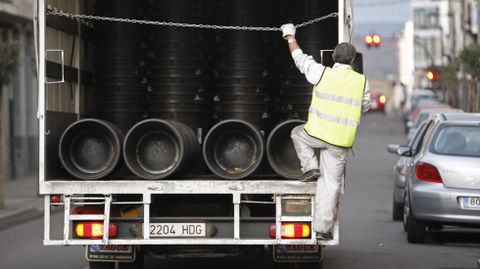 Reparto de los cubos que sustituyen a los contenedores y que se retiran después de que los vecinos dejen la basura