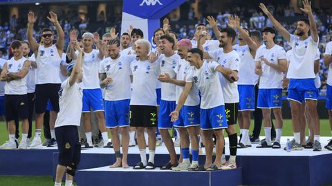 La plantilla del Deportivo celebra el ascenso en el Abanca Riazor.